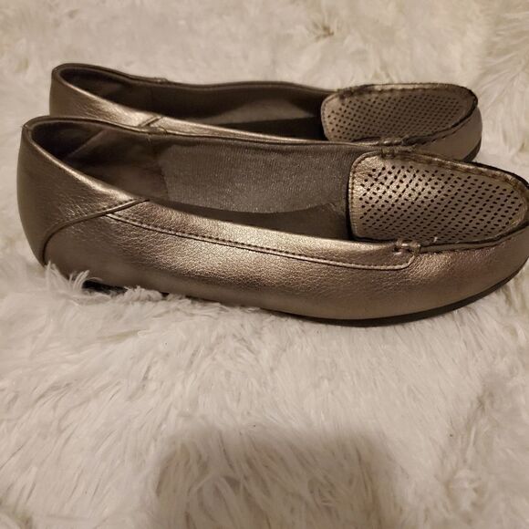 LIFE Stride Ladies Size 7 Silver Simply Comfort Loafers - Picture 3 of 5